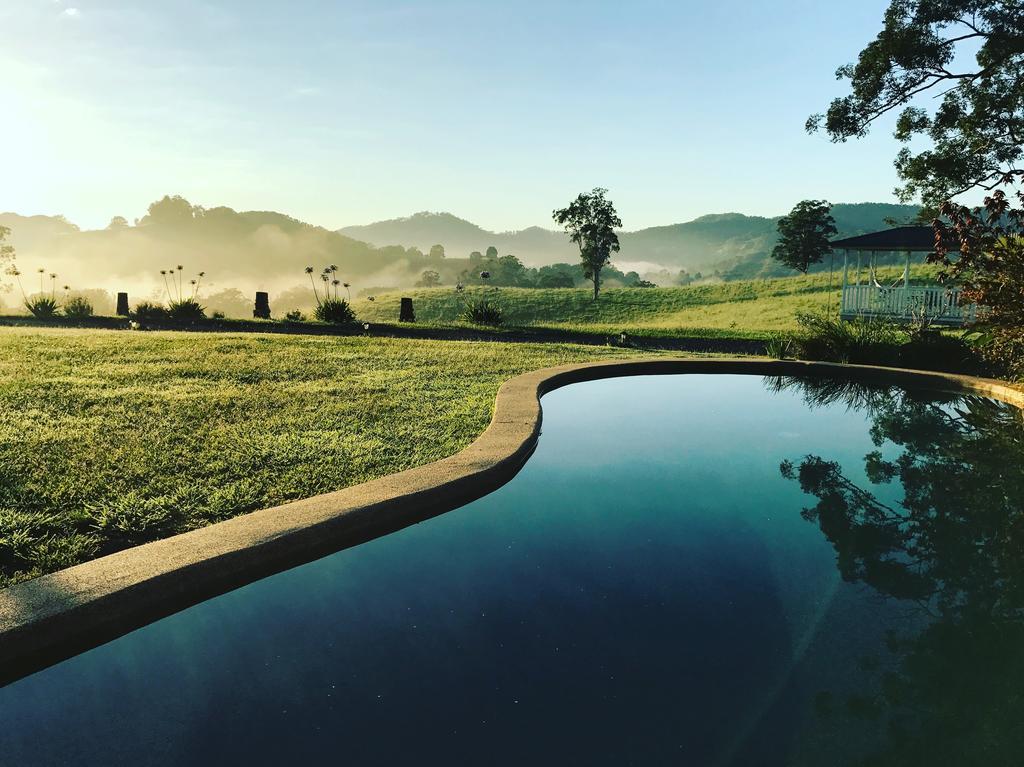 ฮิลล์เครสต์ เมาน์เทน วิว รีทรีต Bed & Breakfast Crystal Creek ภายนอก รูปภาพ