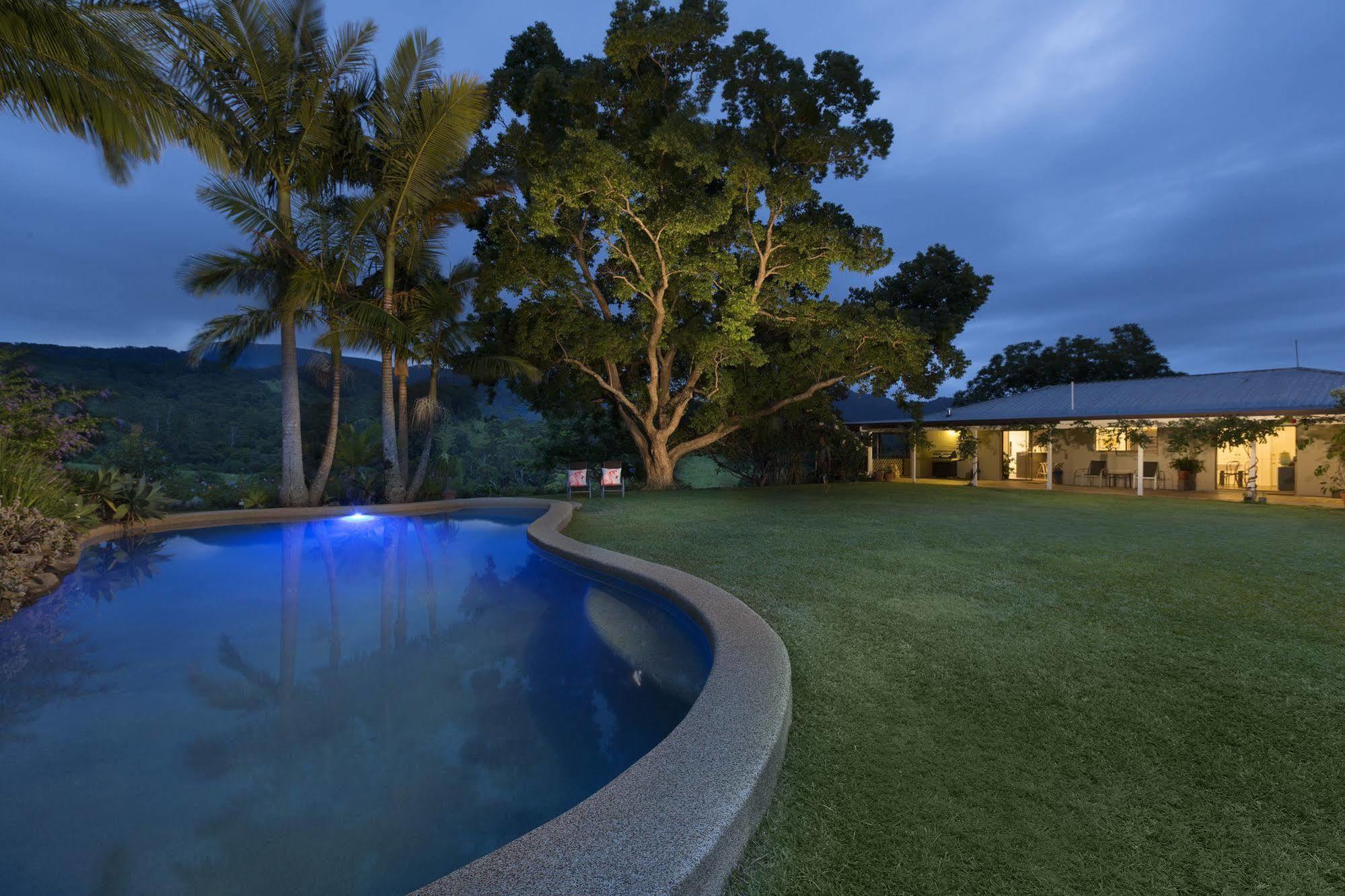 ฮิลล์เครสต์ เมาน์เทน วิว รีทรีต Bed & Breakfast Crystal Creek ภายนอก รูปภาพ